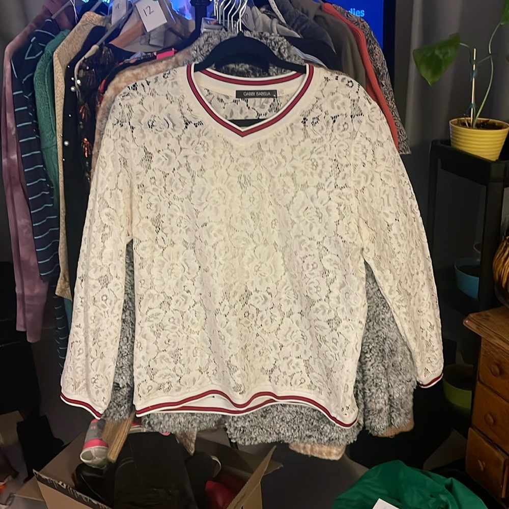 Gabby Isabella ladies medium lace crew neck